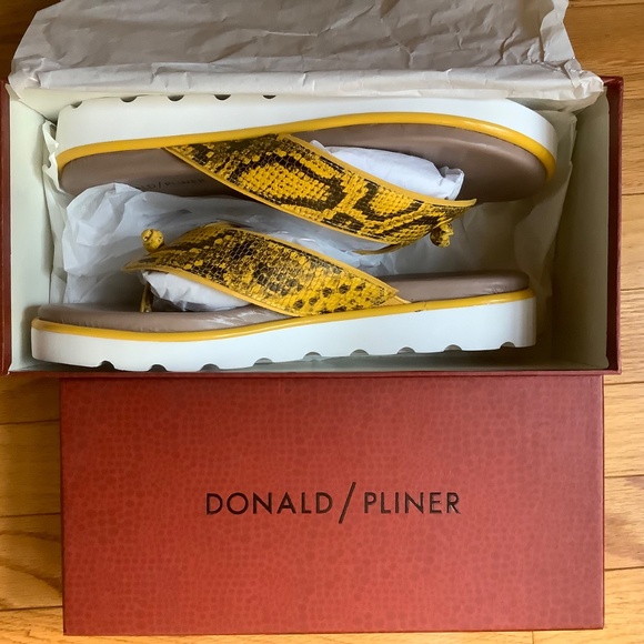 Donald Pliner Leaane Leather Patent Snake Embossed Thong Sandal Yellow SZ 9.5 - Picture 14 of 15